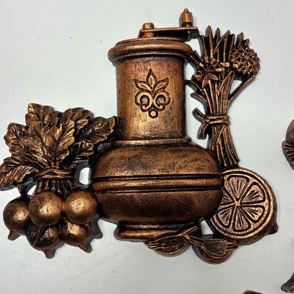 Set of 3 vintage Coppercraft Guild wall hangings with various vegetables - Picture 3 of 11